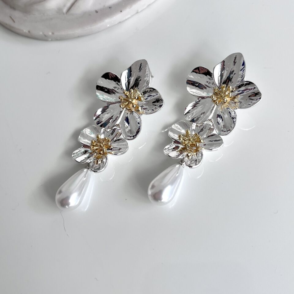 İnci Detaylı Çiçek Küpe