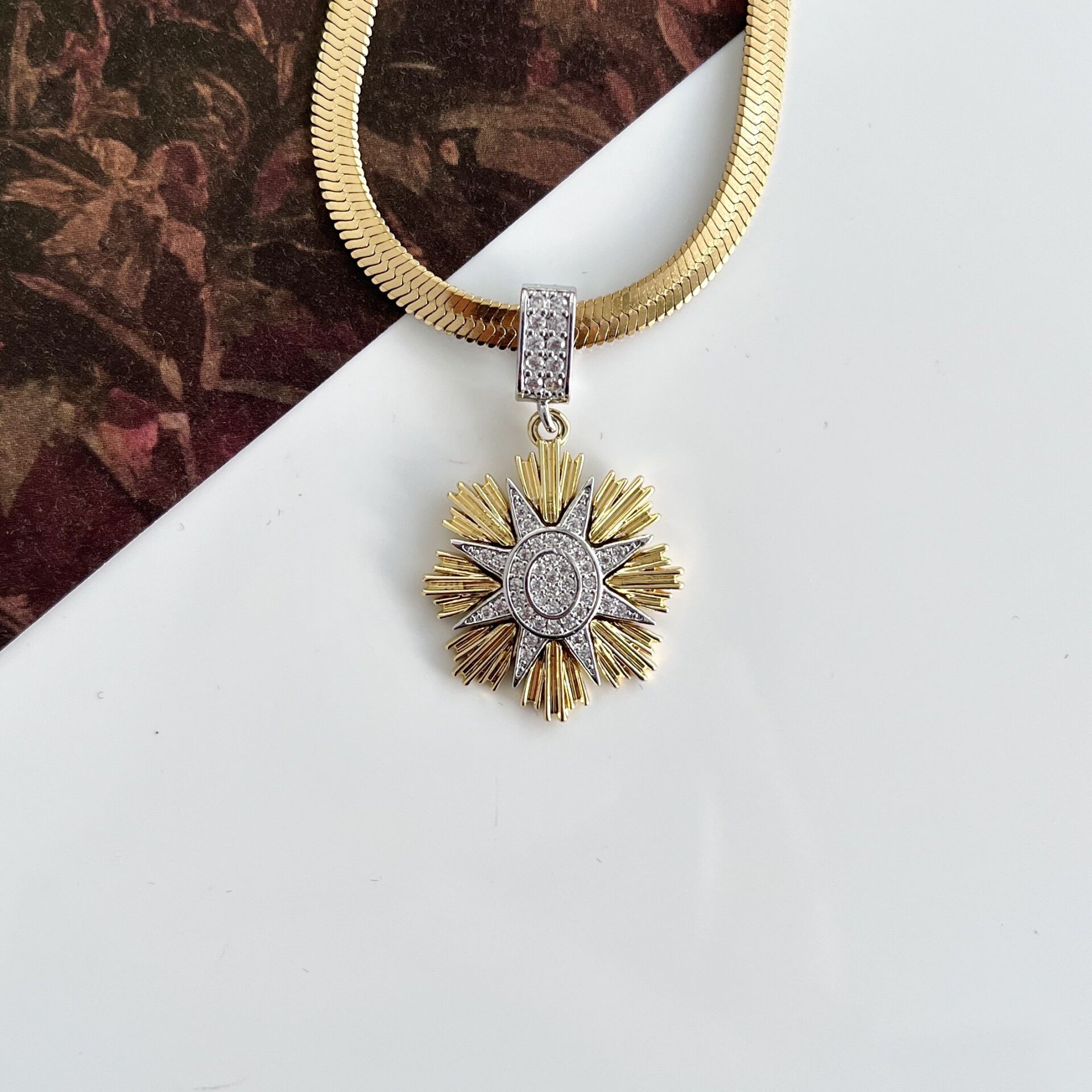 Çelik Taşlı Güneş Kolye