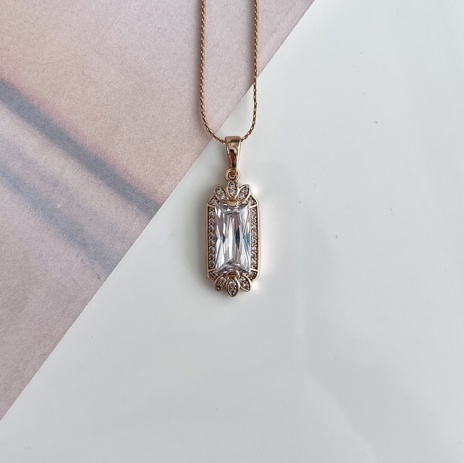 Xuping Taşlı Kolye