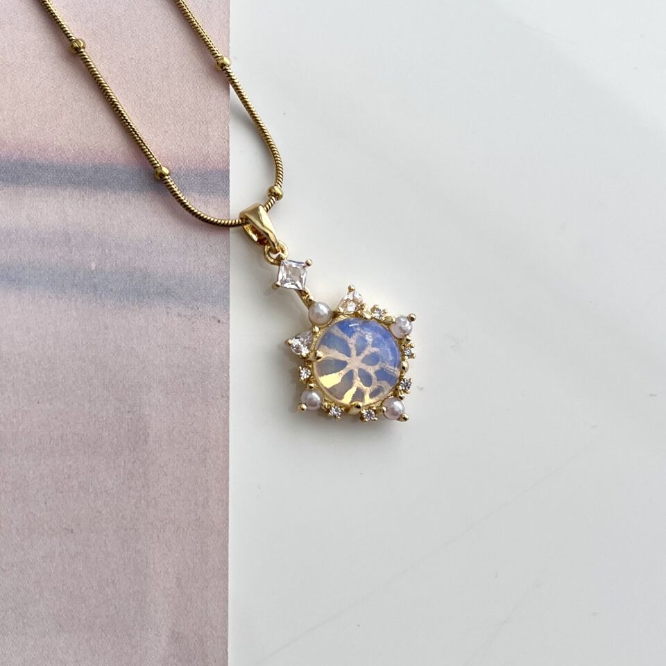 Çelik Renkli Taşlı Kolye