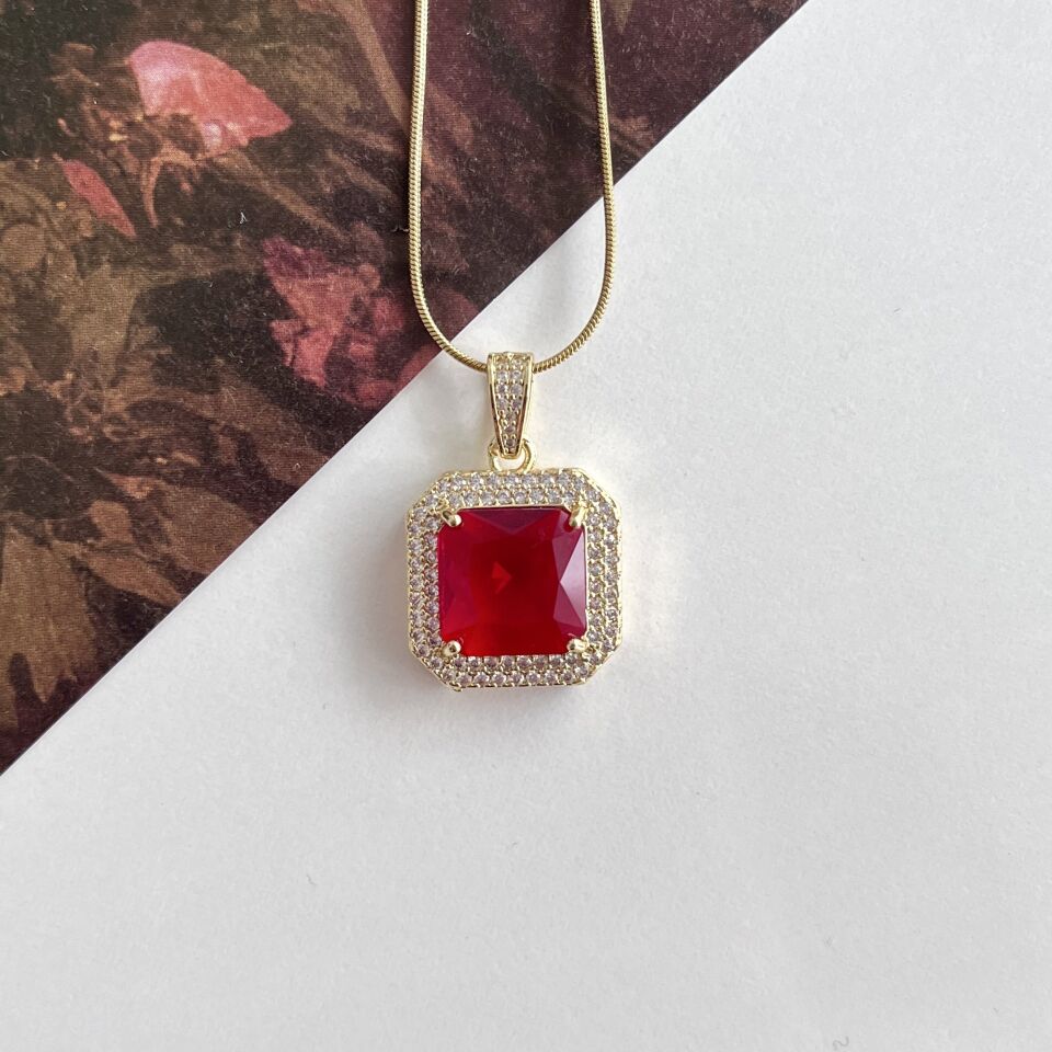 Çelik Kırmızı Taşlı Kolye