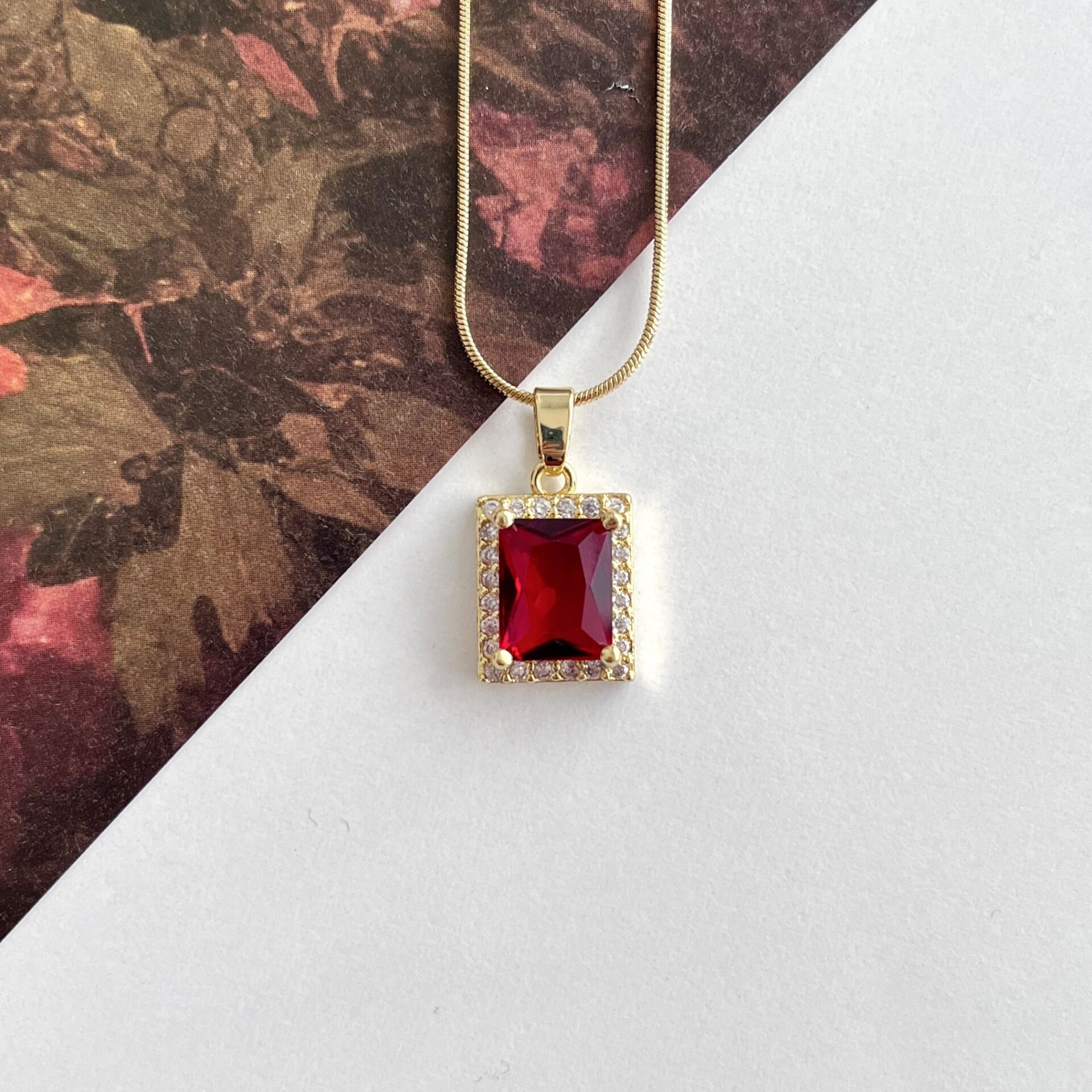 Çelik Bordo Taşlı Kolye