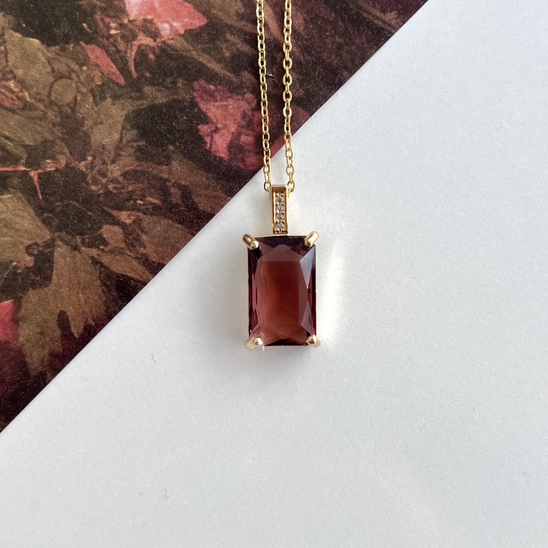 Çelik Bordo Taşlı Kolye