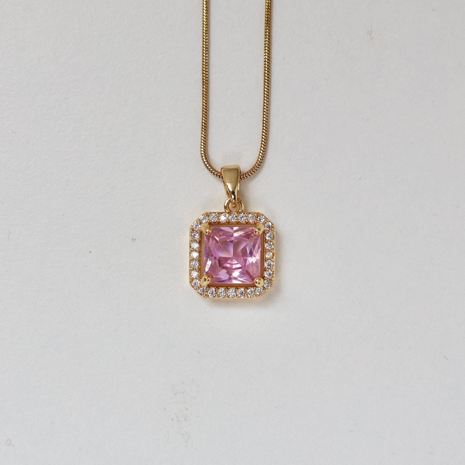 Çelik Pembe Taşlı Kolye