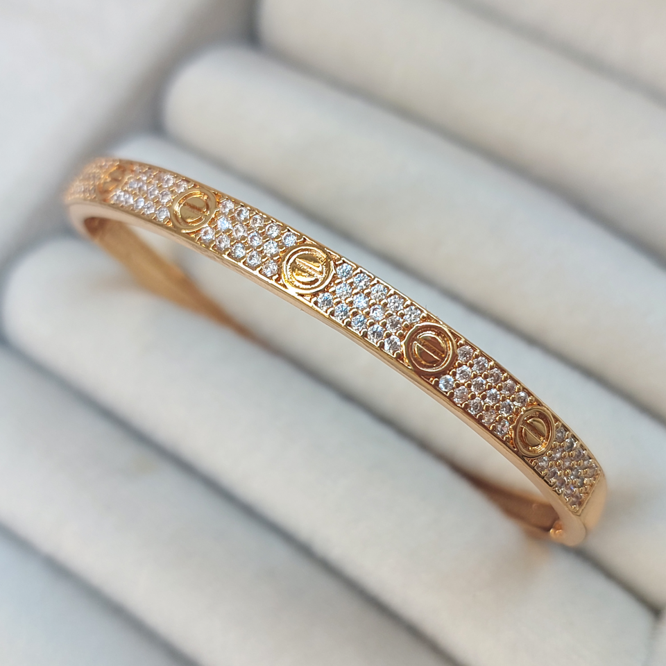 Özel Seri Zirkon Taşlı Crtr Kelepçe