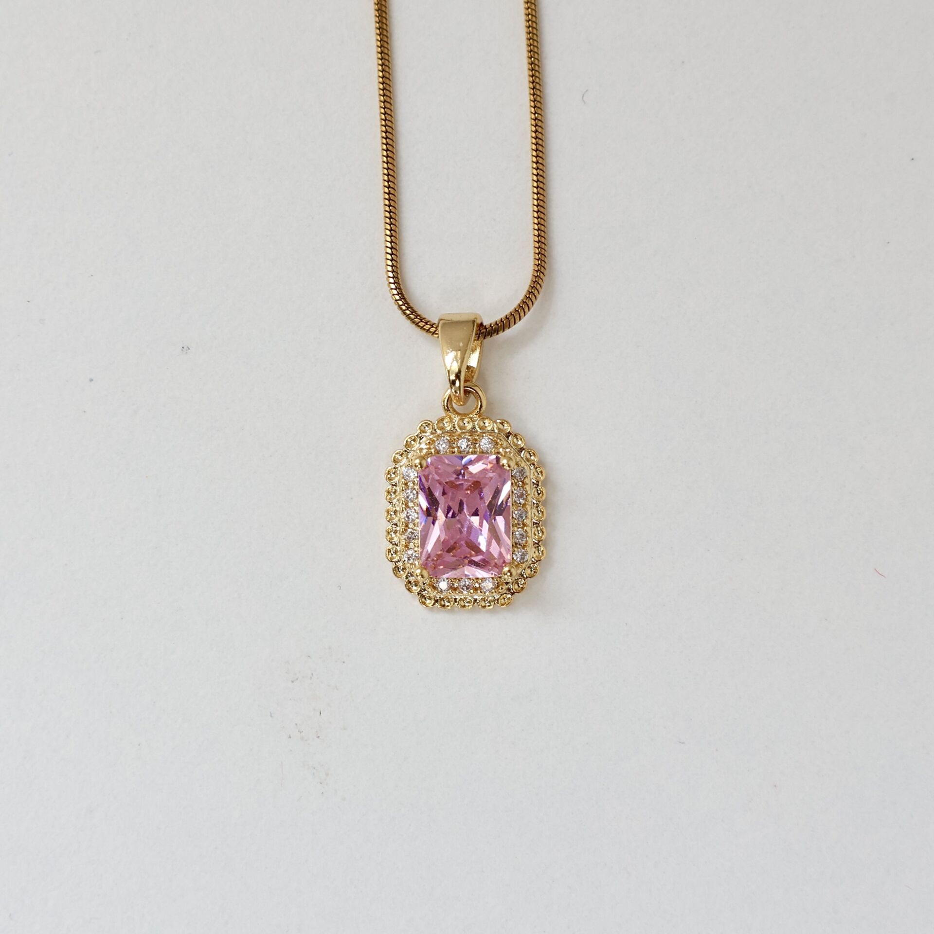 Çelik Pembe Taşlı Kolye