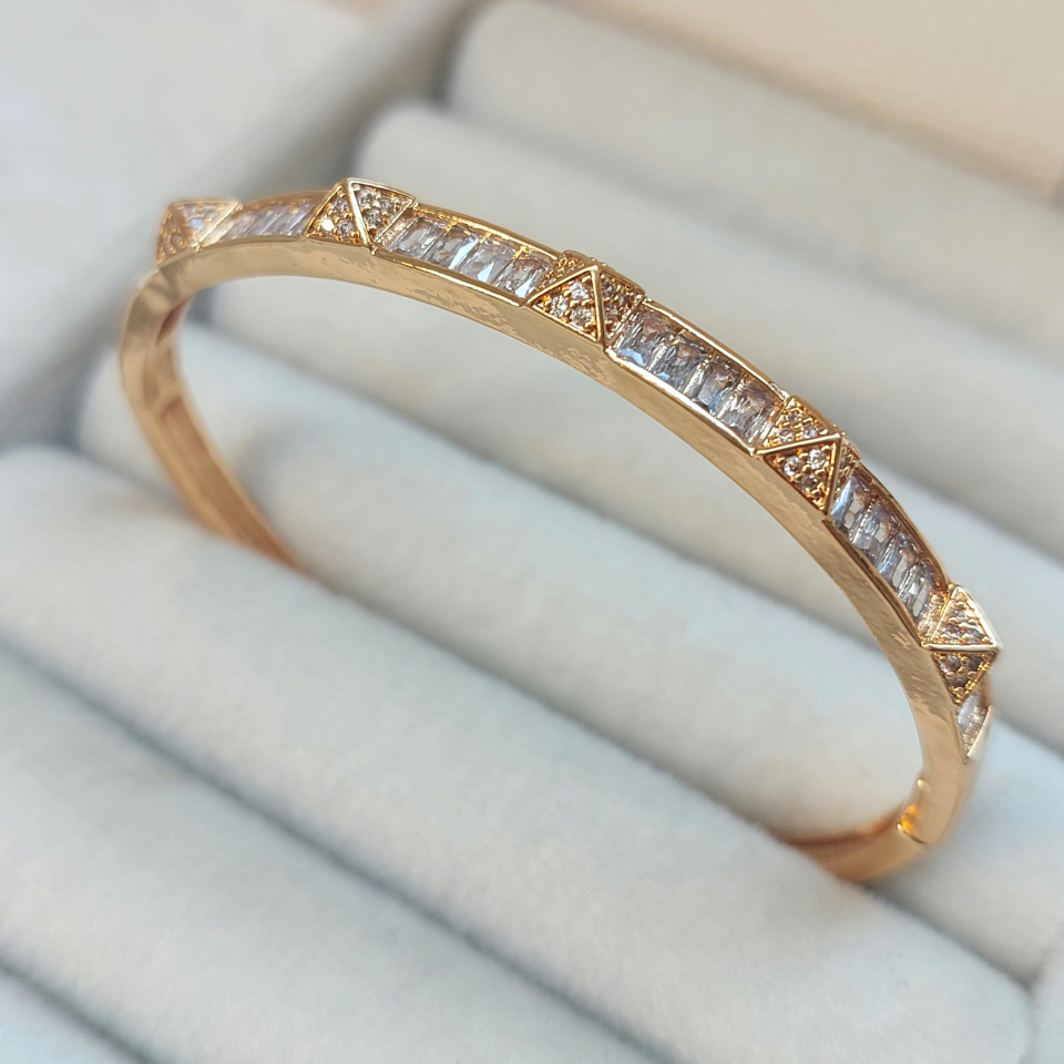 Özel Seri Baget Taşlı Piramit Kelepçe