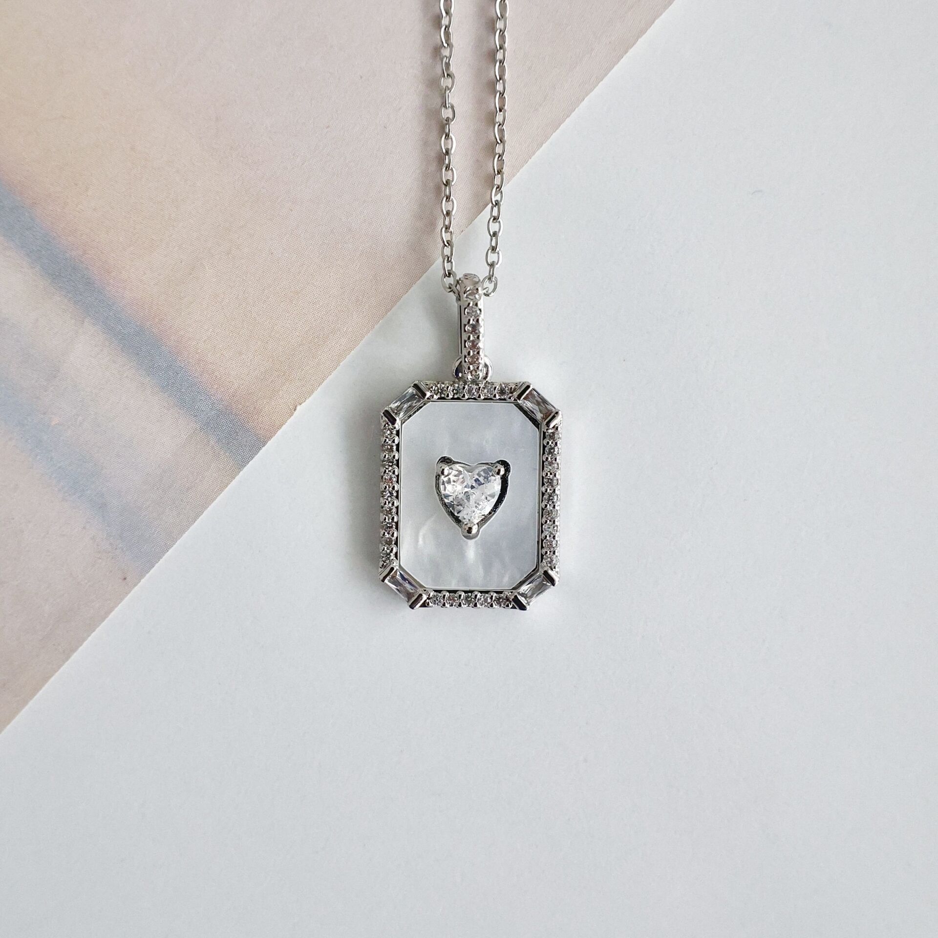 Çelik Sedef Taşı Kalp Kolye