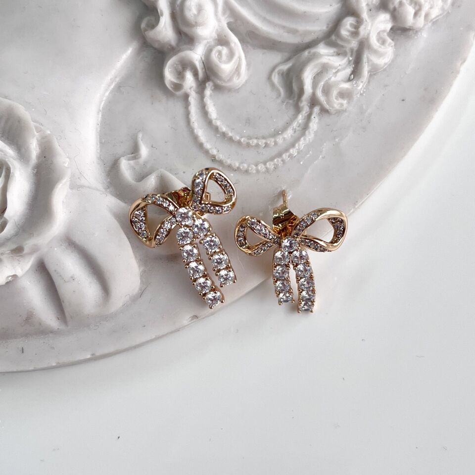 Xuping Taşlı Kurdele Küpe