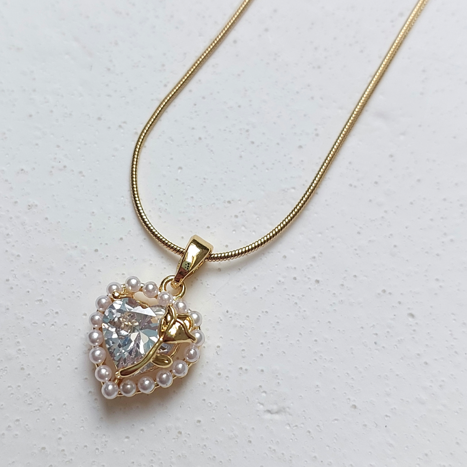 Çelik Gül Detay Kalp Kolye