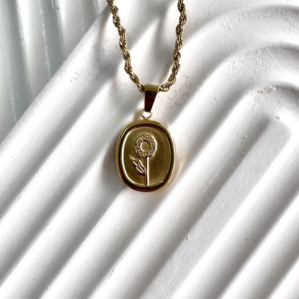 Çelik Çiçek Desenli Kolye