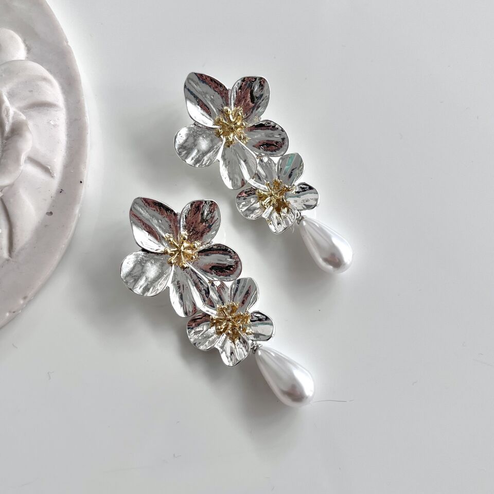 İnci Detaylı Çiçek Küpe