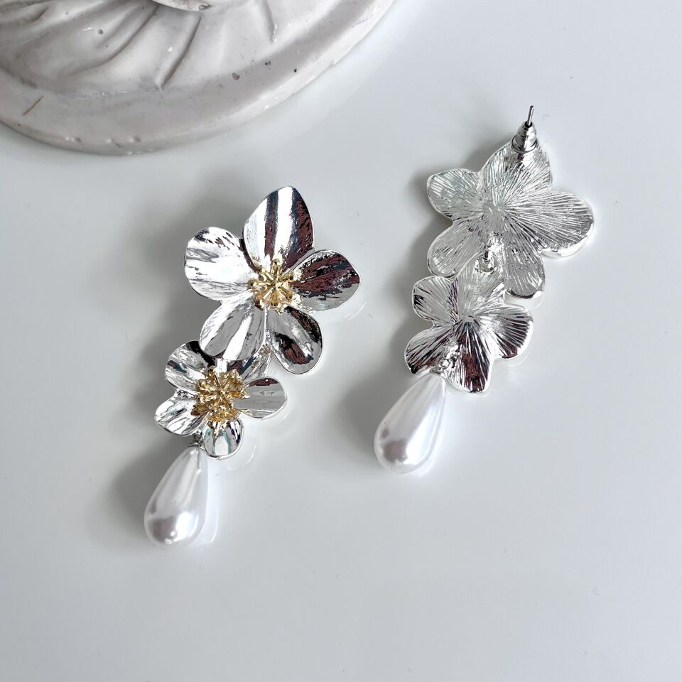 İnci Detaylı Çiçek Küpe