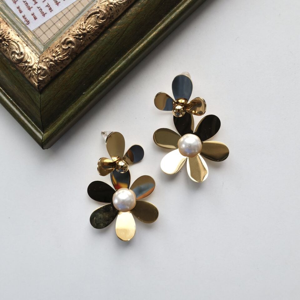 Çelik İnci Detay Çiçek Küpe