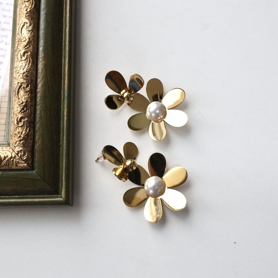 Çelik İnci Detay Çiçek Küpe