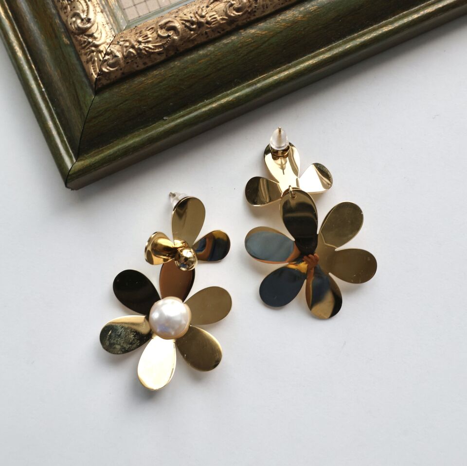 Çelik İnci Detay Çiçek Küpe