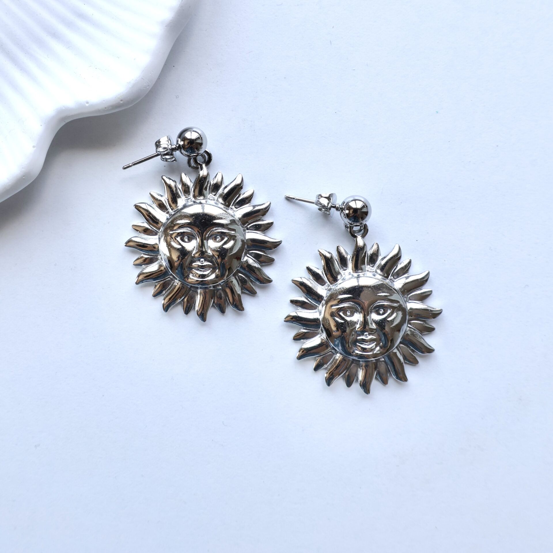 Çelik Güneş Küpe