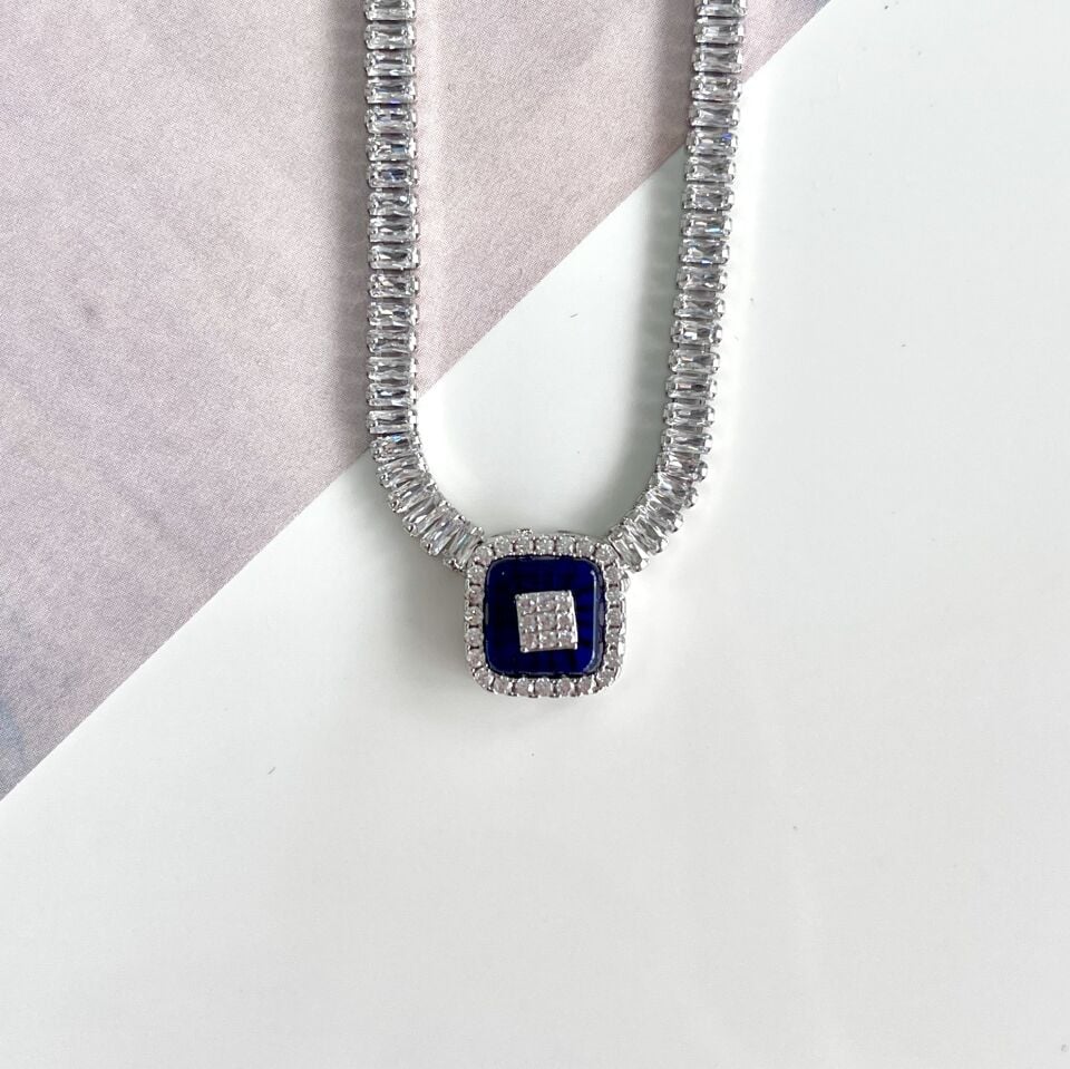 Zirkonyum Baget Kare Kolye