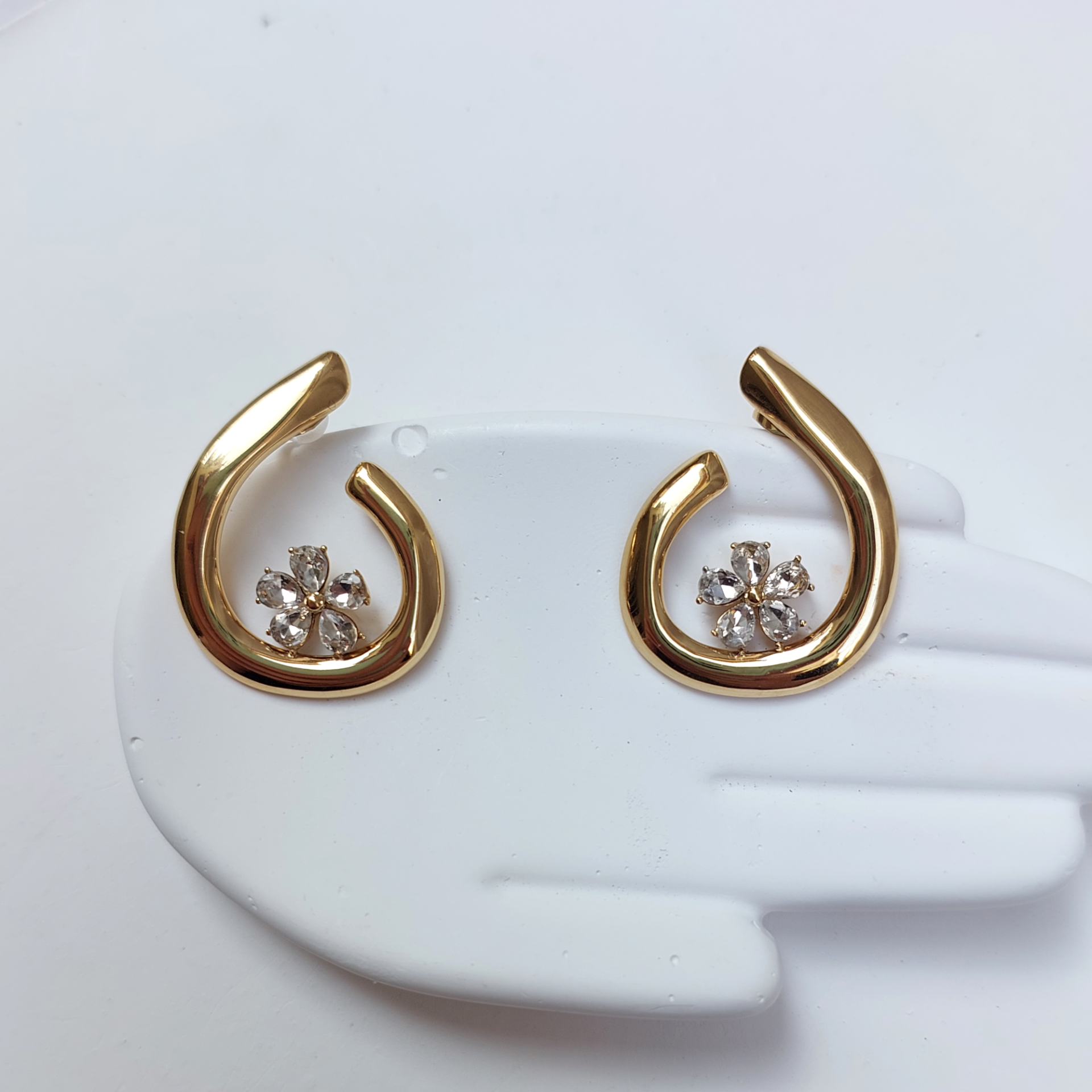 Çelik Çiçekli Küpe