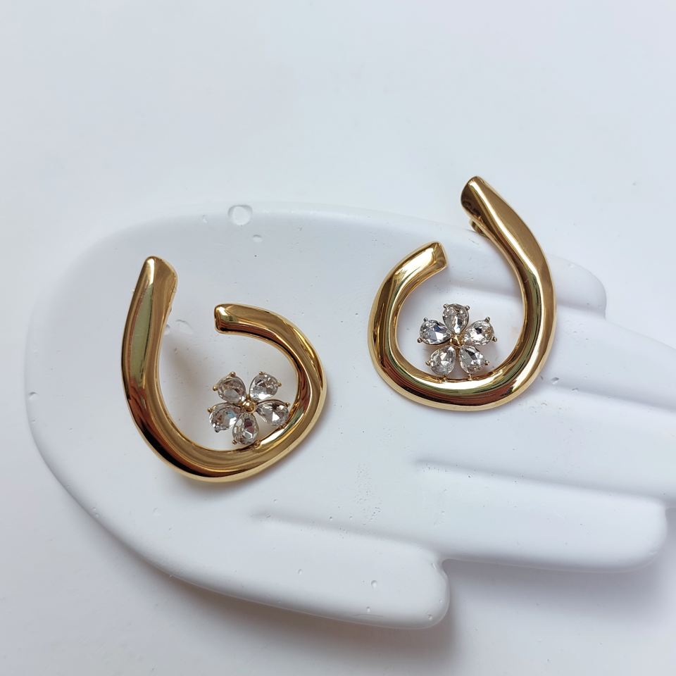 Çelik Çiçekli Küpe