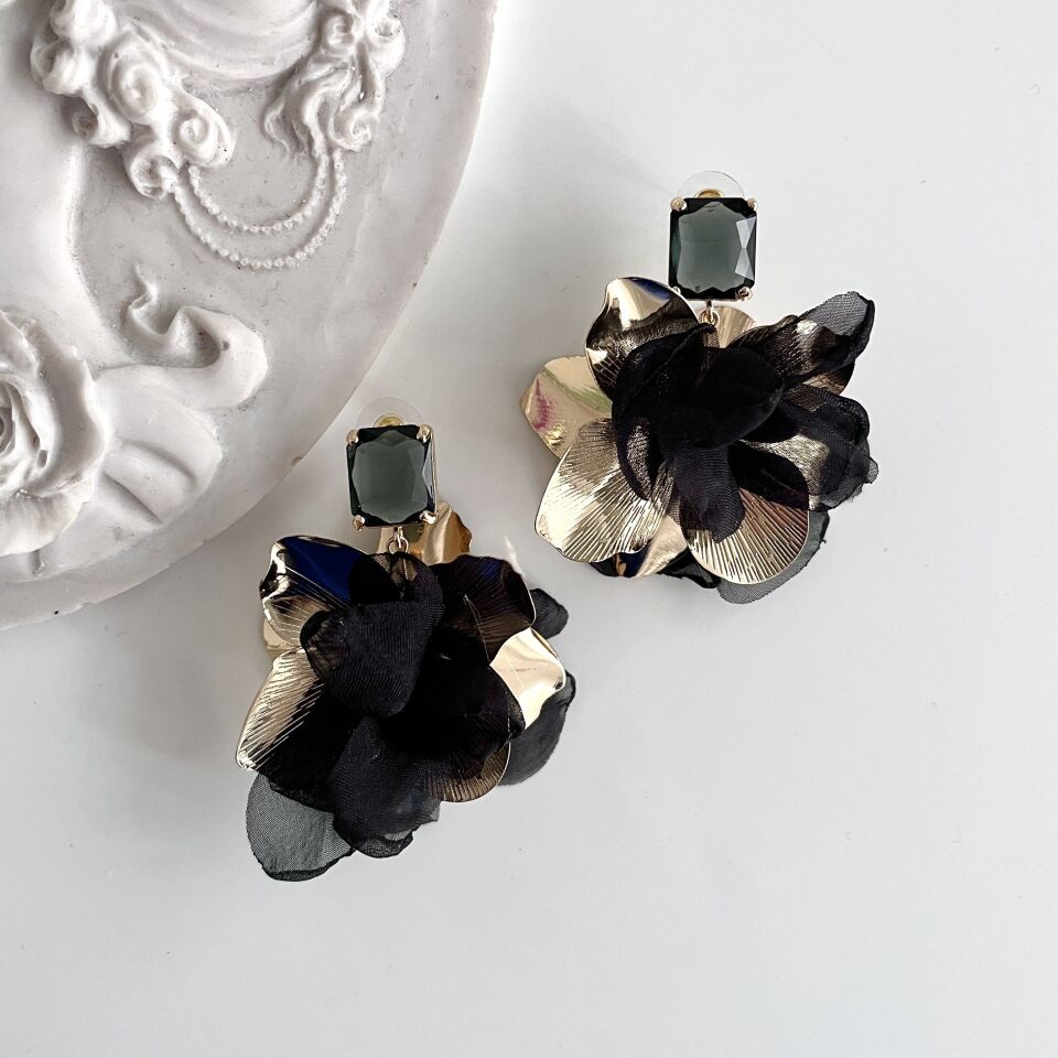 İthal Siyah Tüllü Çiçek Küpe