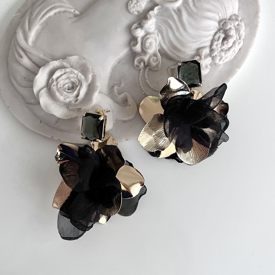 İthal Siyah Tüllü Çiçek Küpe