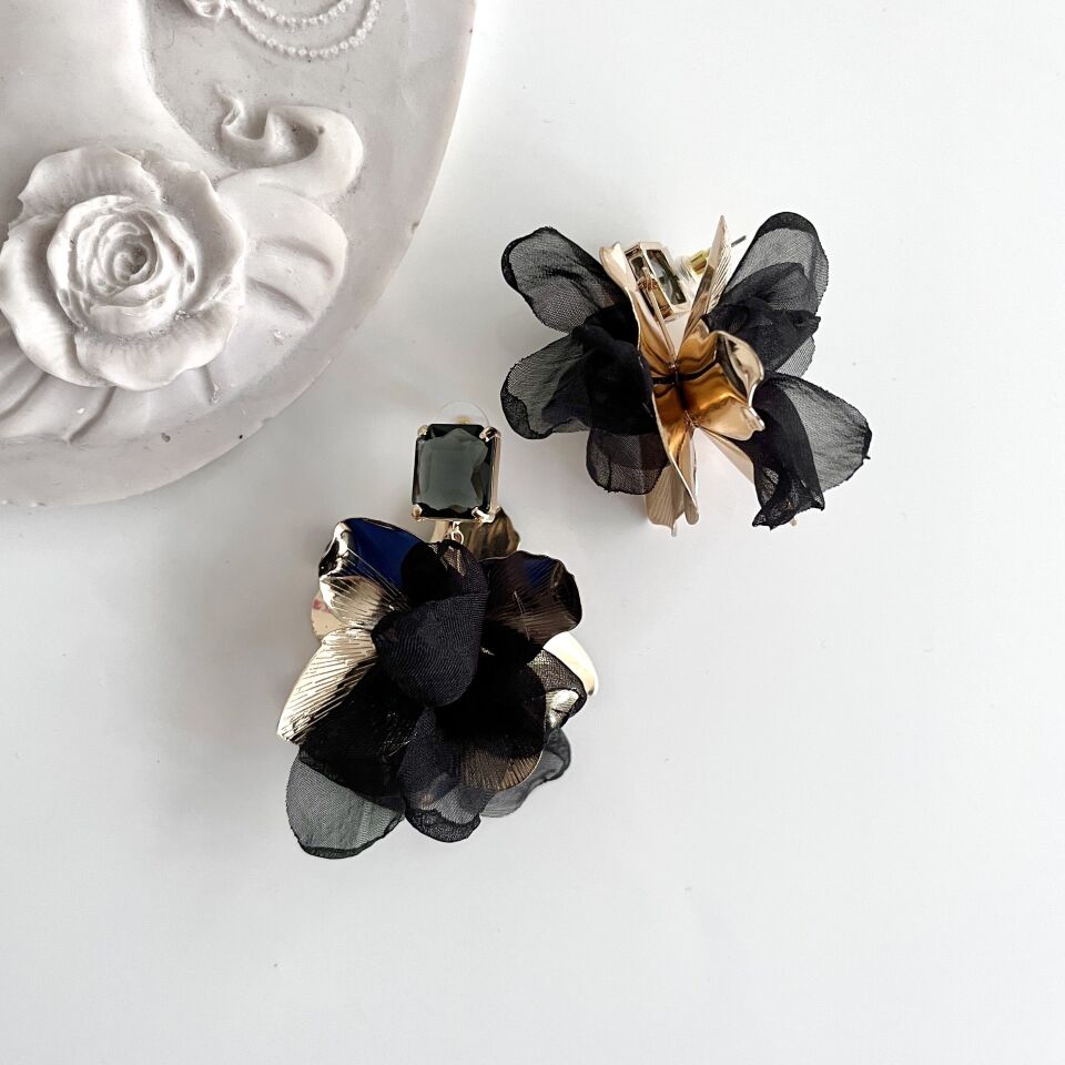 İthal Siyah Tüllü Çiçek Küpe