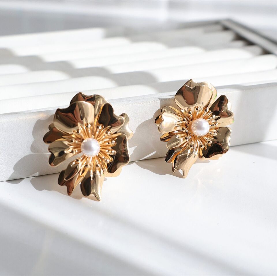 İthal İnci Detay Çiçek Vip Küpe (Rose Gold)