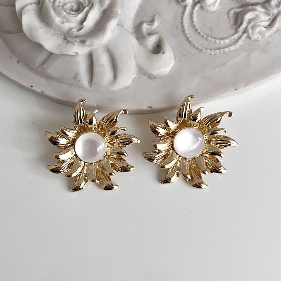 Çiçek Taşlı Küpe