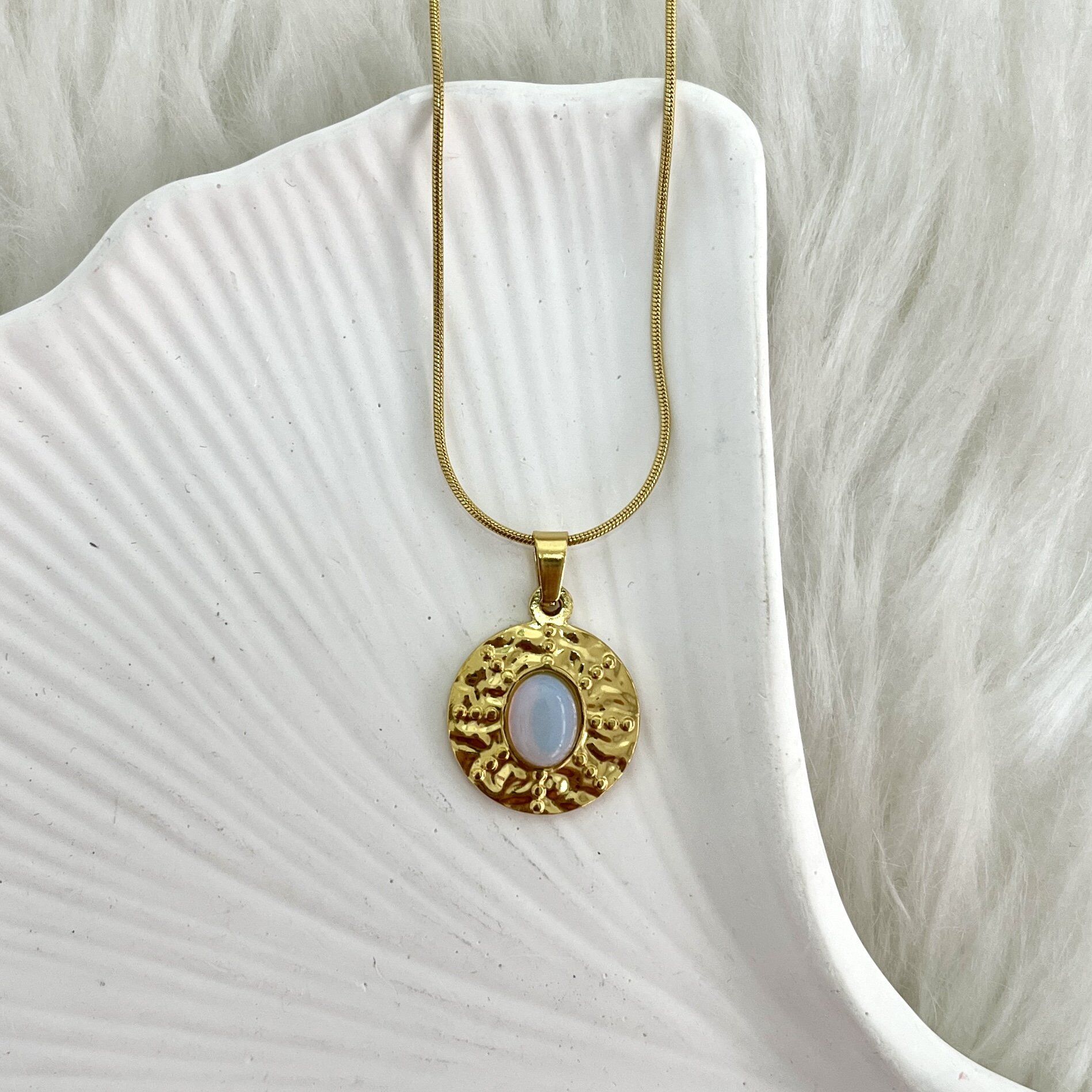 Çelik Ay Taşı Kolye