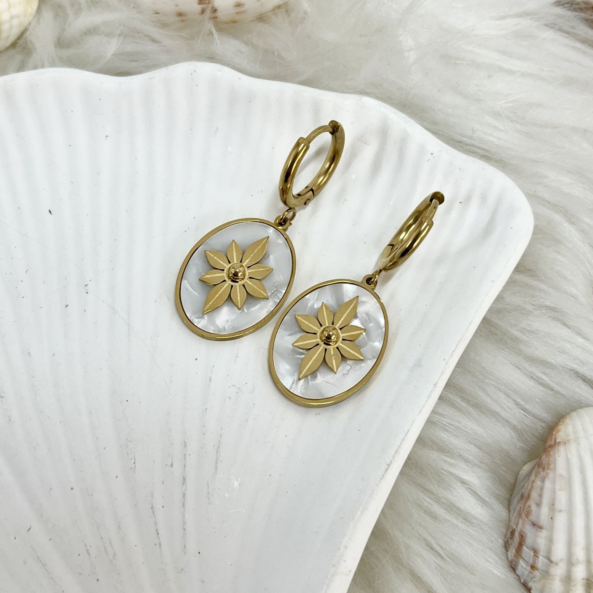 Çelik Sedef Taşı Küpe