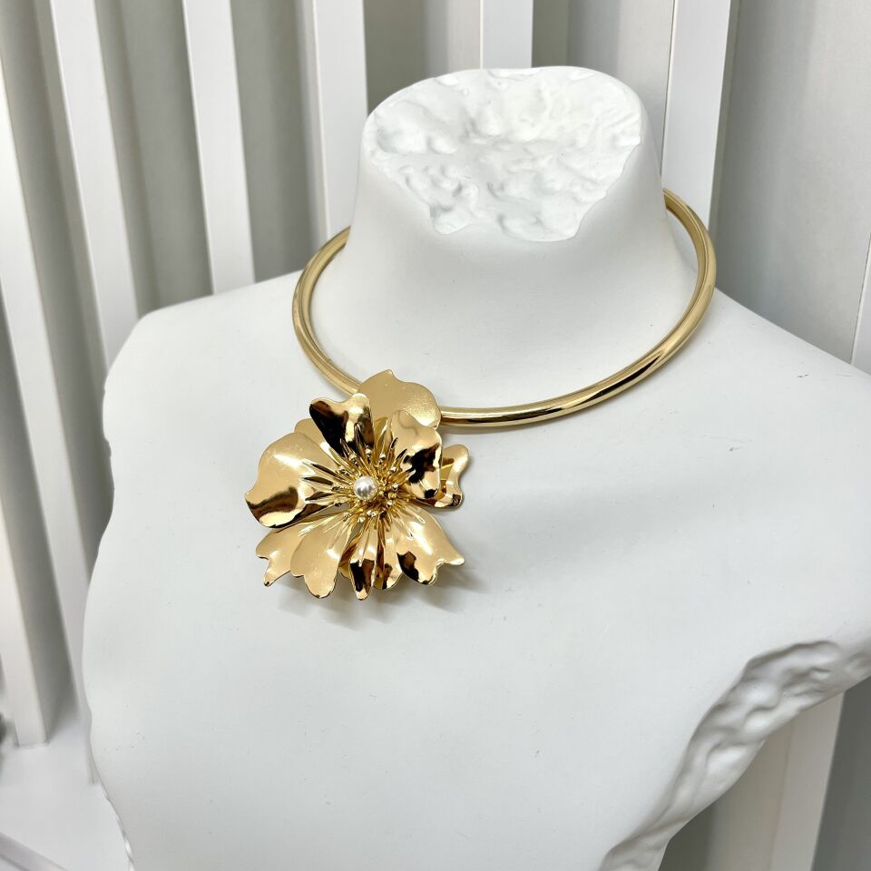 İthal İnci Detay Çiçek Vip Kolye