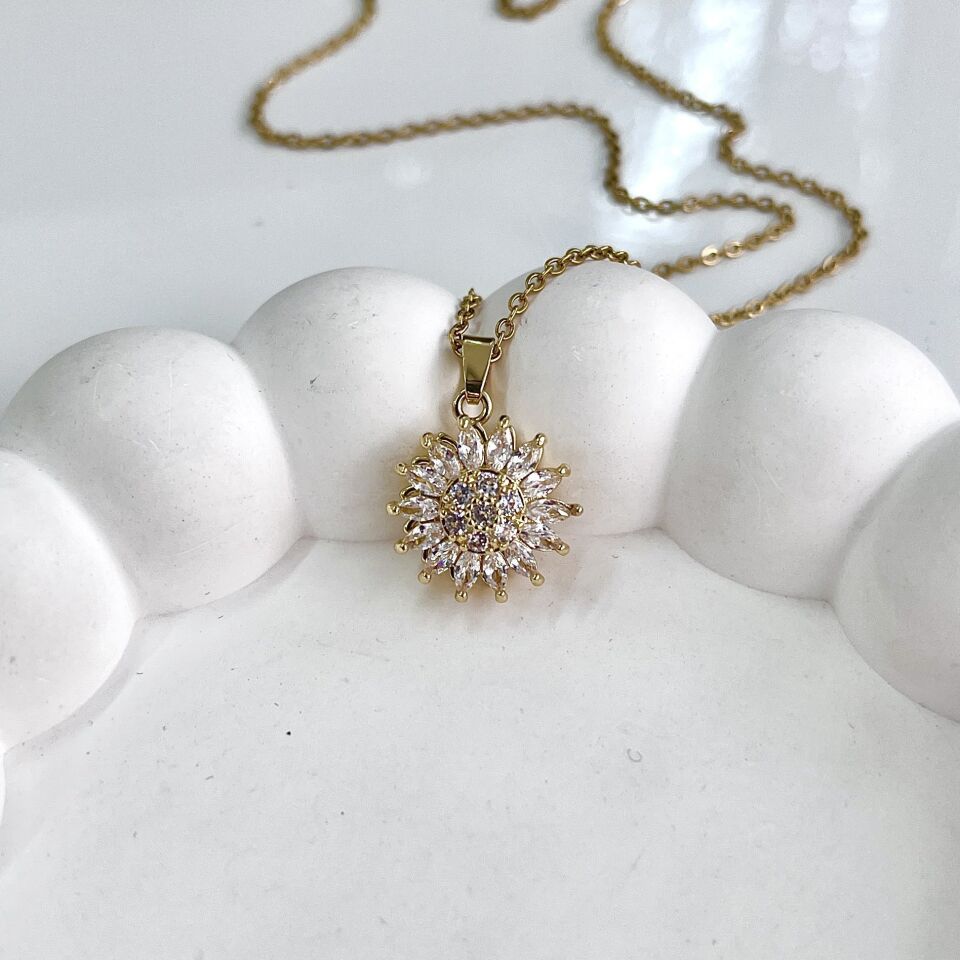 Çelik Dönen Çiçek Kolye