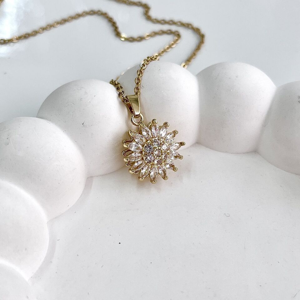 Çelik Dönen Çiçek Kolye