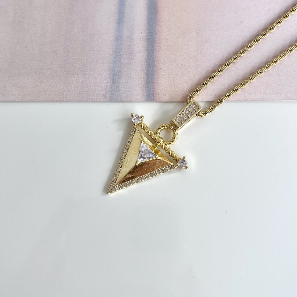 Çelik Taşlı Üçgen Kolye