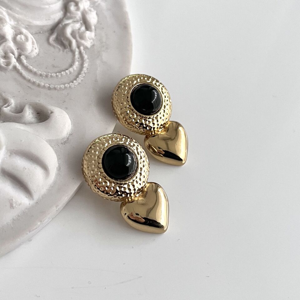 Çelik Kalpli Siyah Küpe