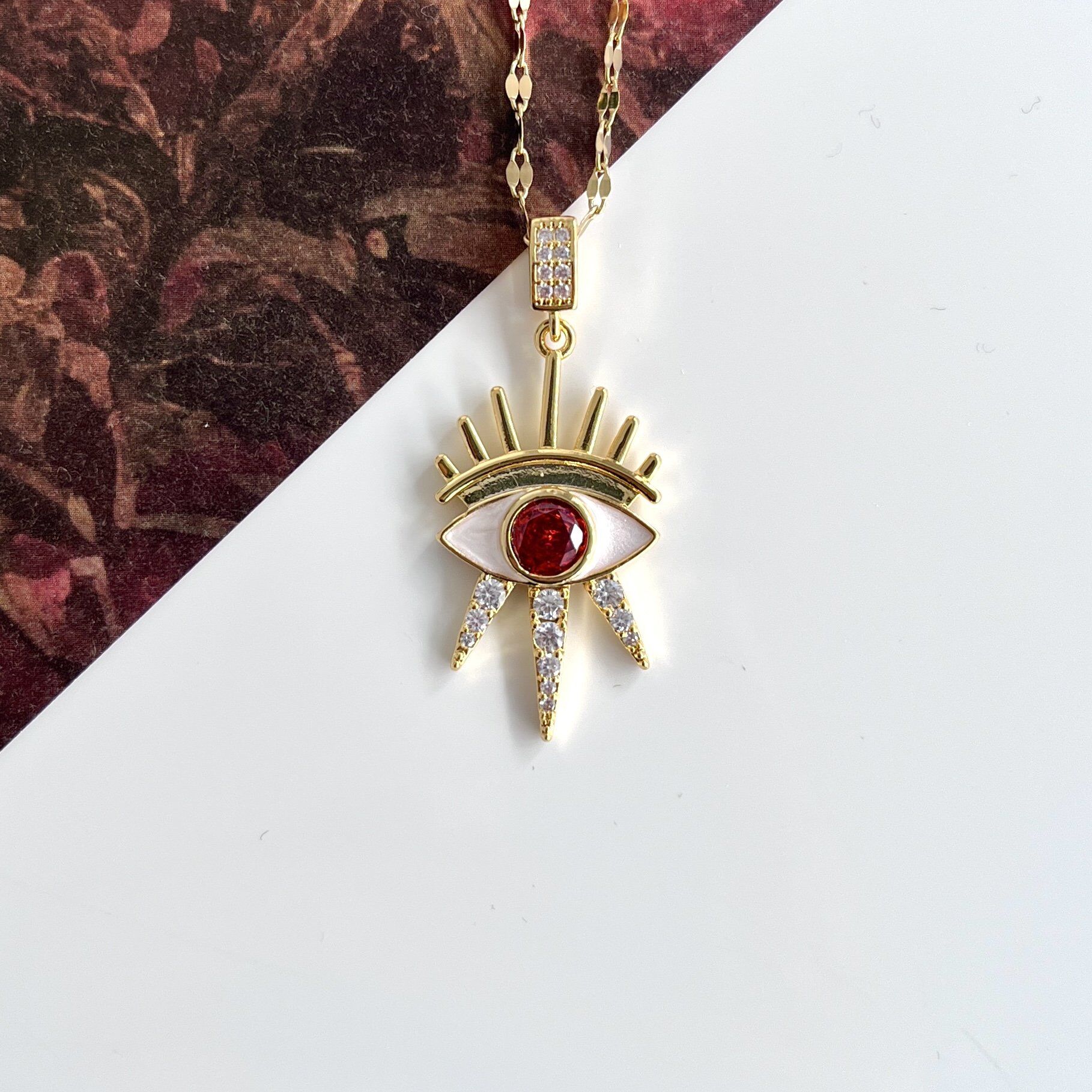 Çelik Taşlı Kırmızı Göz Kolye